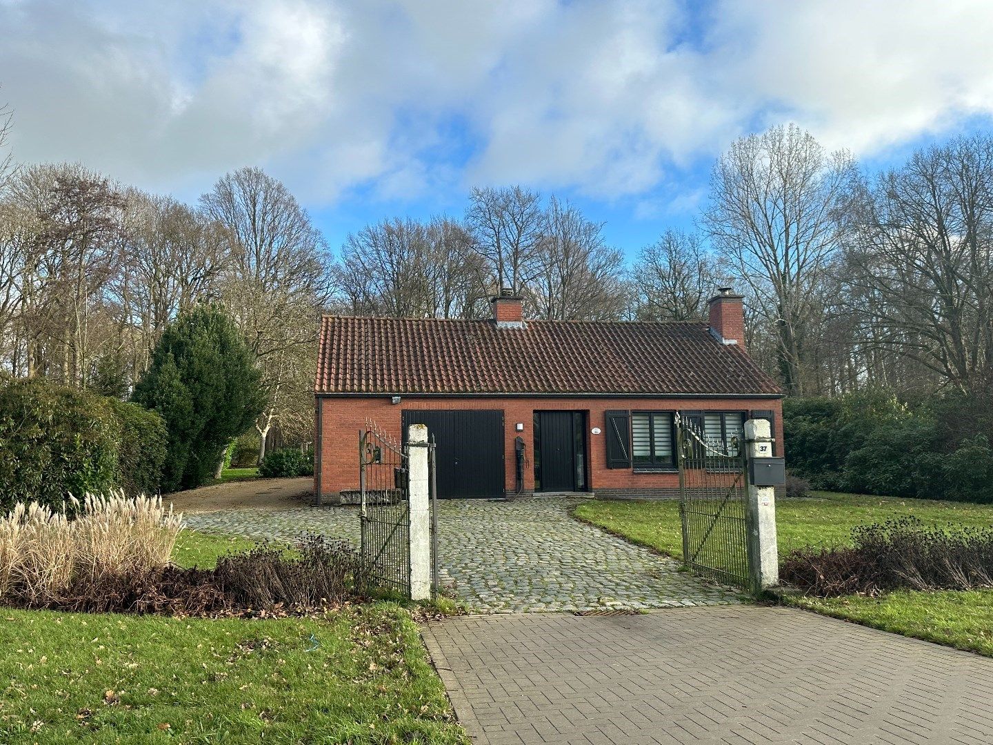 Residentieel gelegen, vrijstaande woning met bijgebouw foto {{pictureIndex}}
