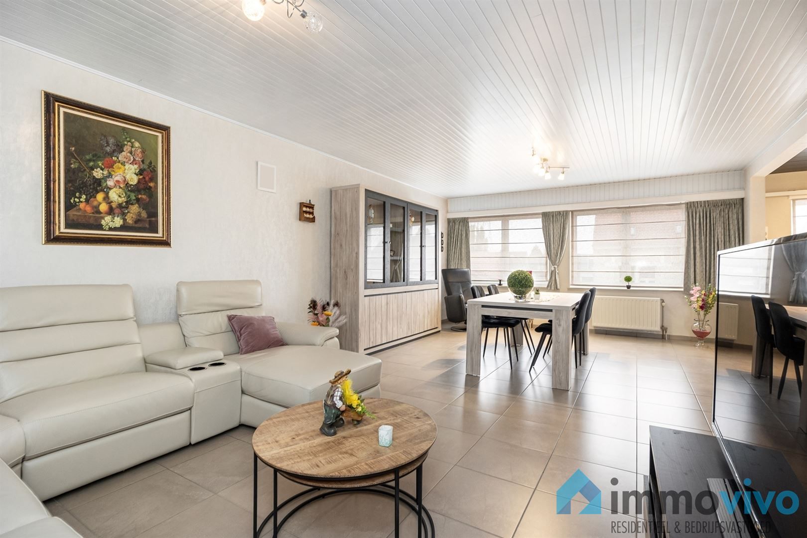 Ruim appartement met 2 slaapkamers en terras. foto {{pictureIndex}}