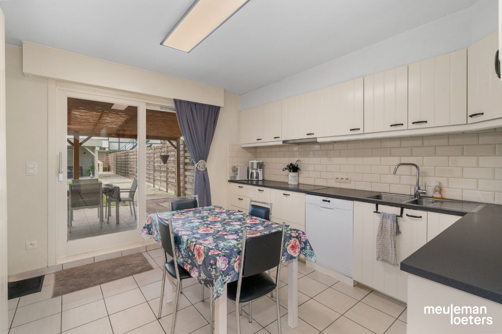 Gezinswoning met drie slaapkamers en inpandige garage  foto 3