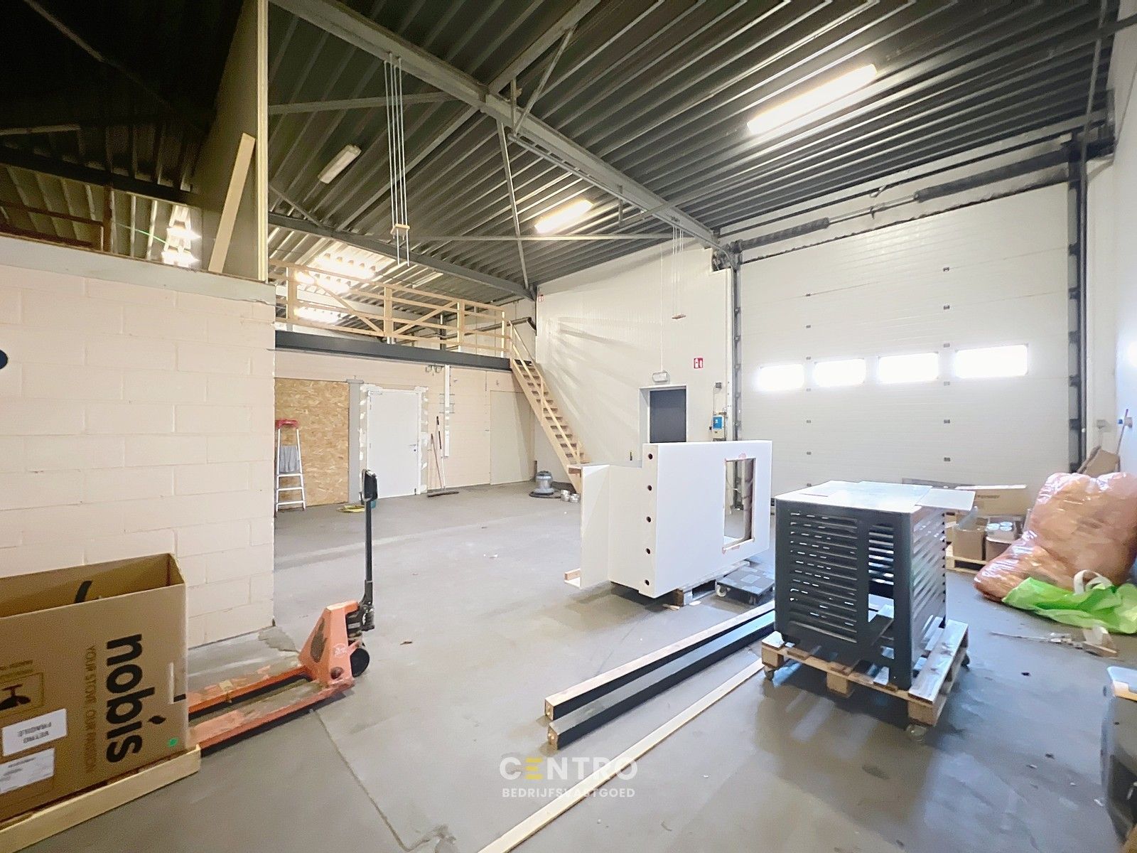 Topligging naast Tom&Co en Kwarto! Handelspand + magazijn met parkeergelegenheid langs de Westlaan in Roeselare. foto 14