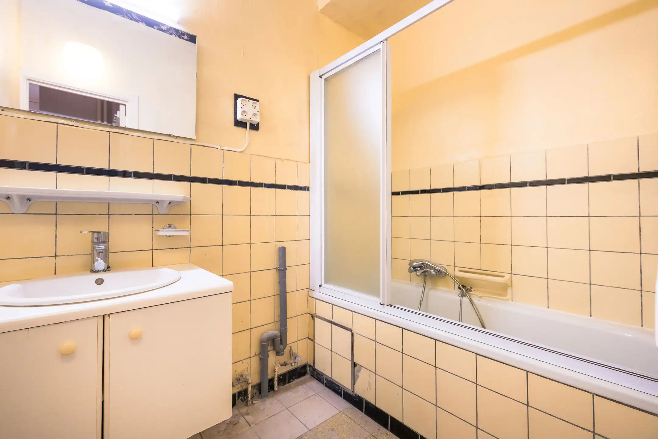 Appartement met 2 slaapkamers en terras – Te renoveren foto 13