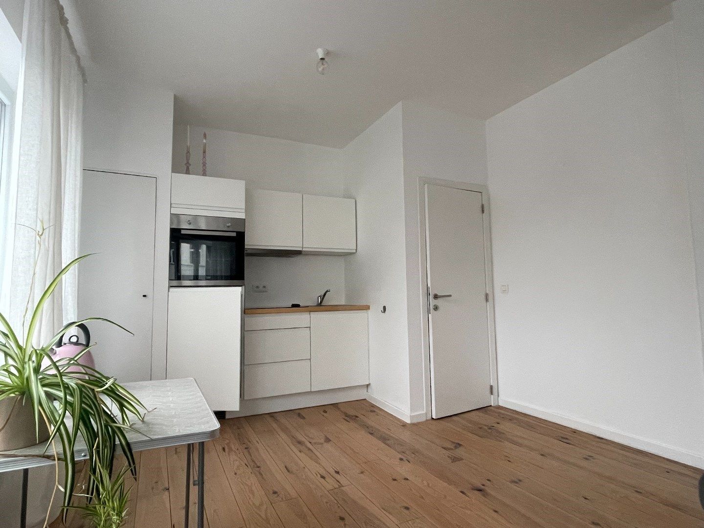 Trendy 1 slpk appartement met balkon foto 8