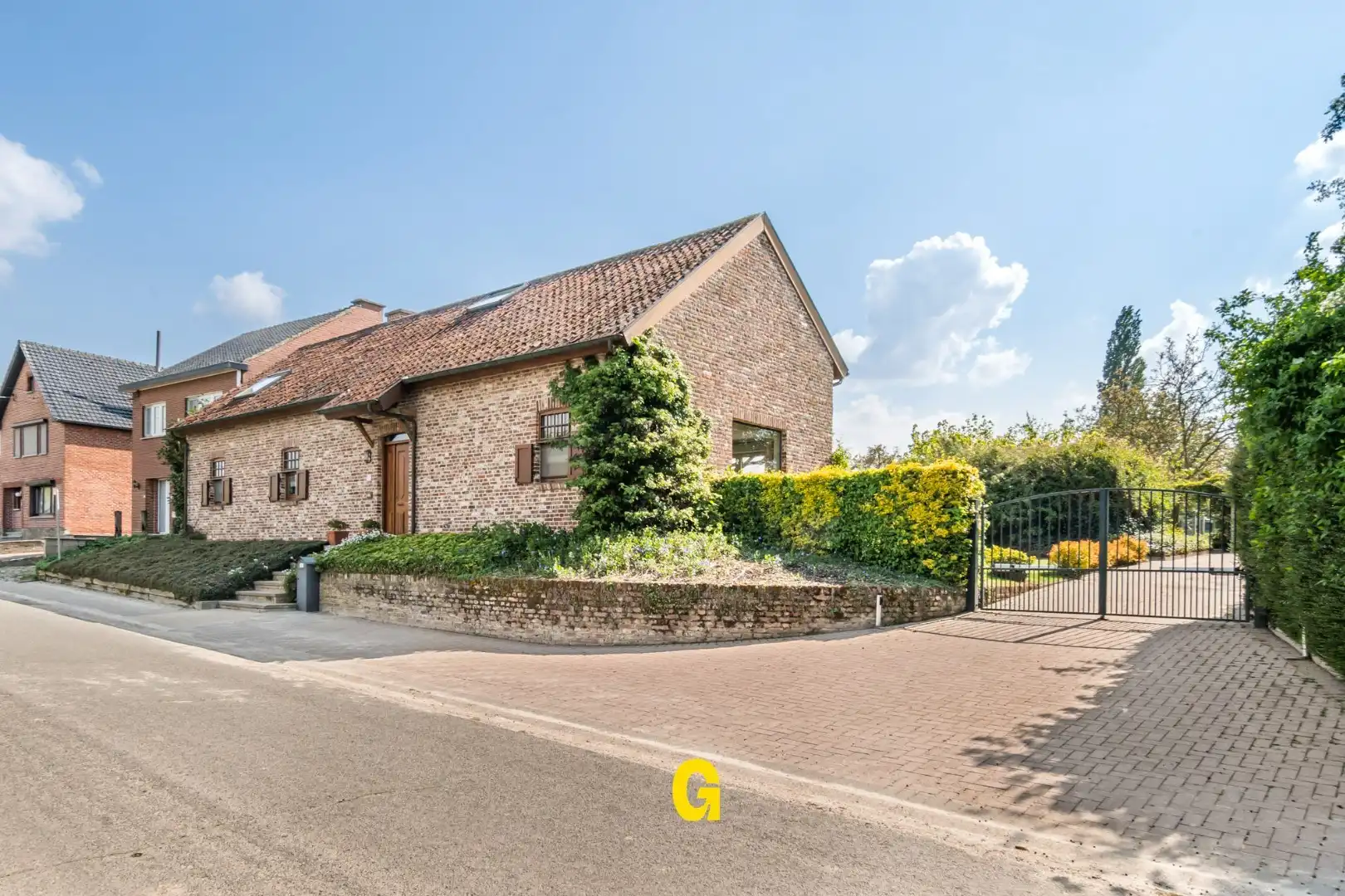 Uitstekend heropgebouwde karakterwoning op 50 are, in een gegeerde rustige omgeving met zicht op de omliggende velden. foto {{pictureIndex}}