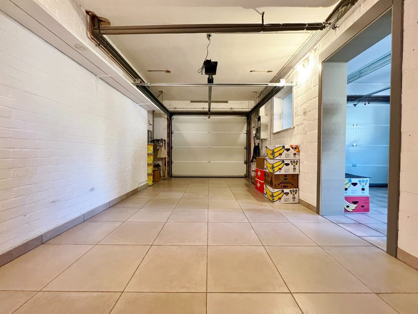 Gerenoveerde gelijkvloerse villa in rustige wijk met zonnige tuin en twee garages.  foto 16