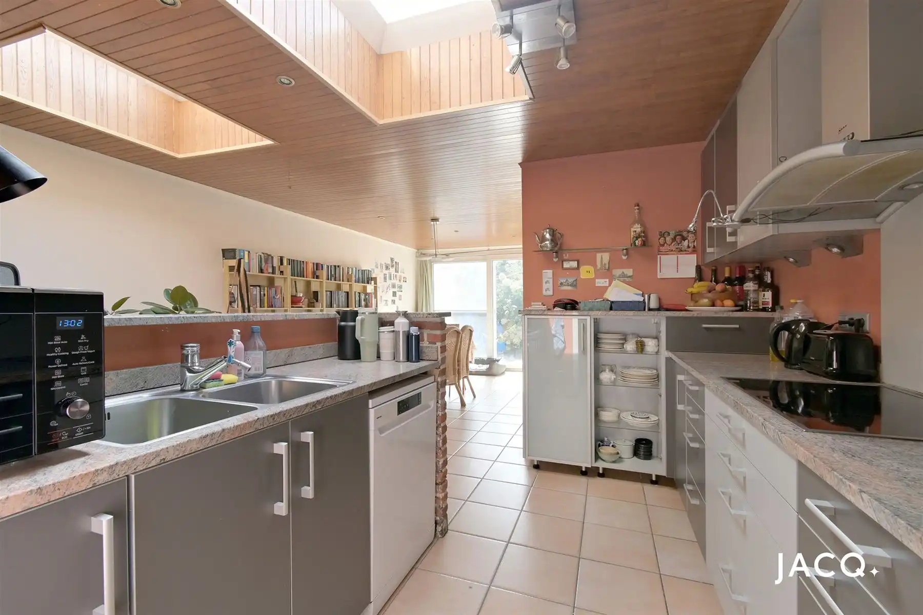 Op te frissen woning met 3slpk's, garage en zuid-terras! foto 7