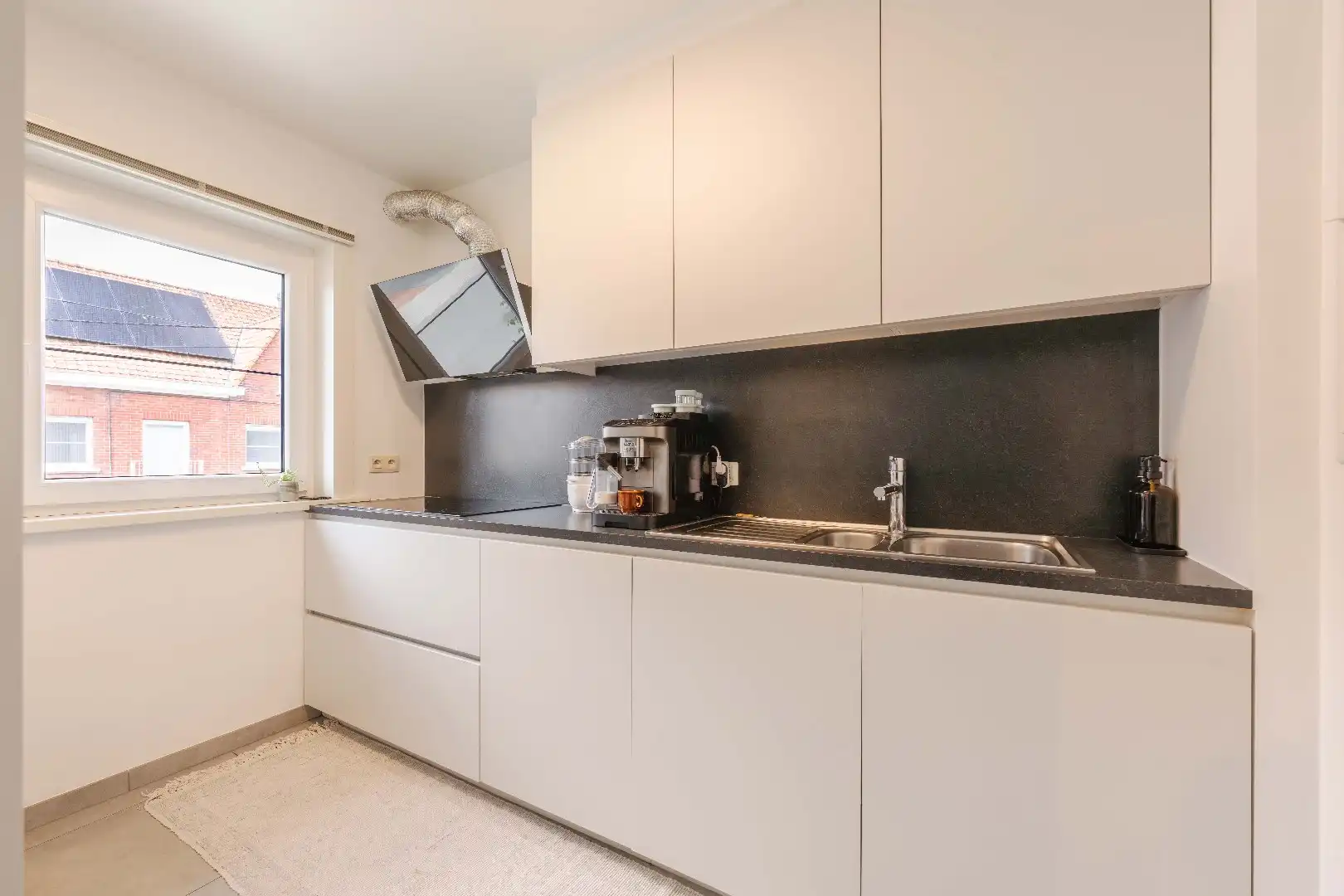 INSTAPKLAAR APPARTEMENT (84 m² | RENOVATIE 2020) MET 2 SLPKS EN GARAGE  foto 4