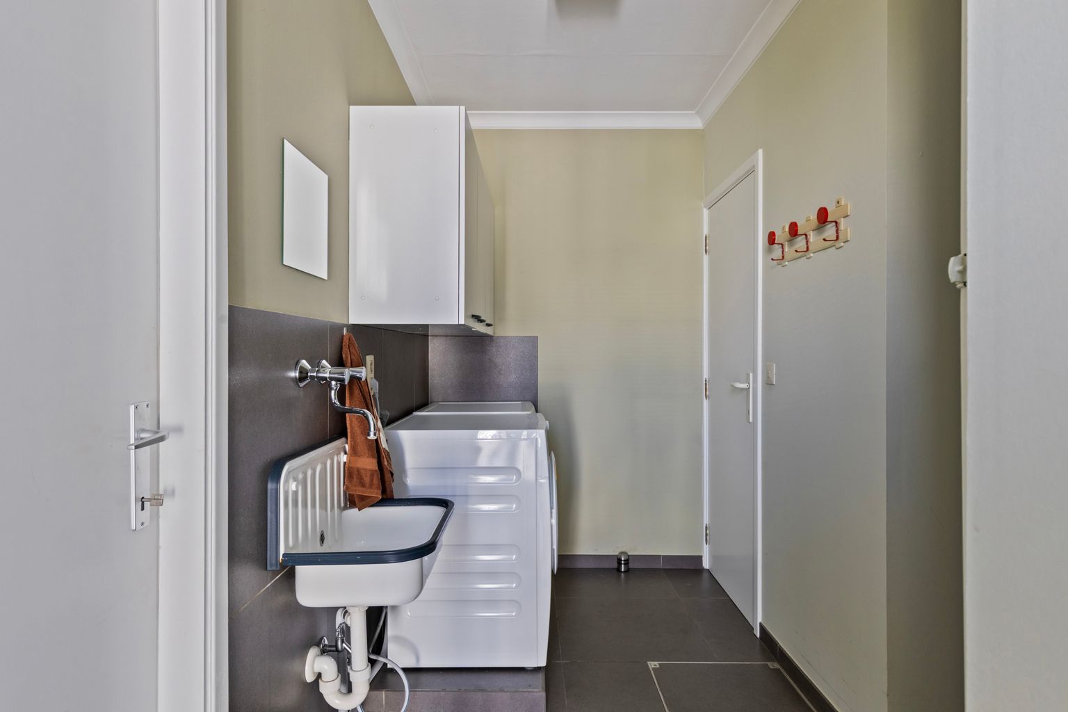 Ruime asbest vrije villa met magazijn en zwembad  foto 12