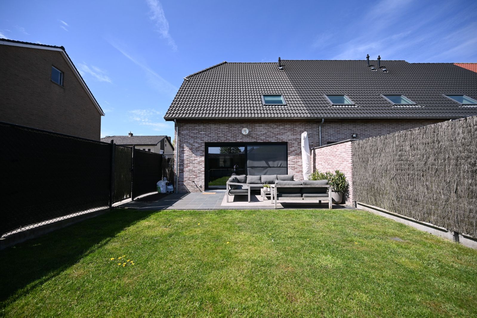 Gezinsvriendelijke Woning met Open Keuken, Tuin parkeerplaats en Garage foto 11