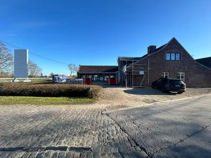 Uitstekend gelegen toonzaal met kantoor (832 m²) – langs N60 Oudenaarde-Gent foto {{pictureIndex}}