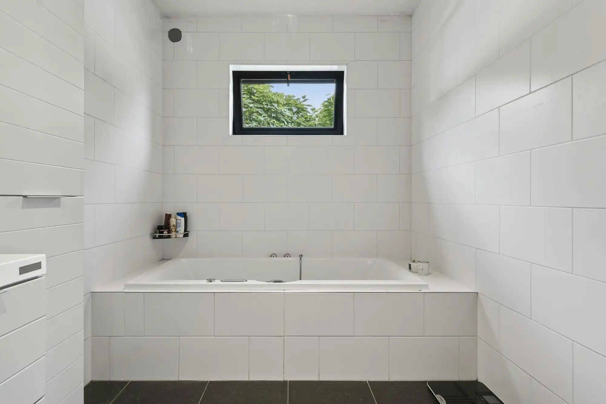 Luxe villa met exclusieve tuin en 600m2 magazijn in KMO-zone foto 17