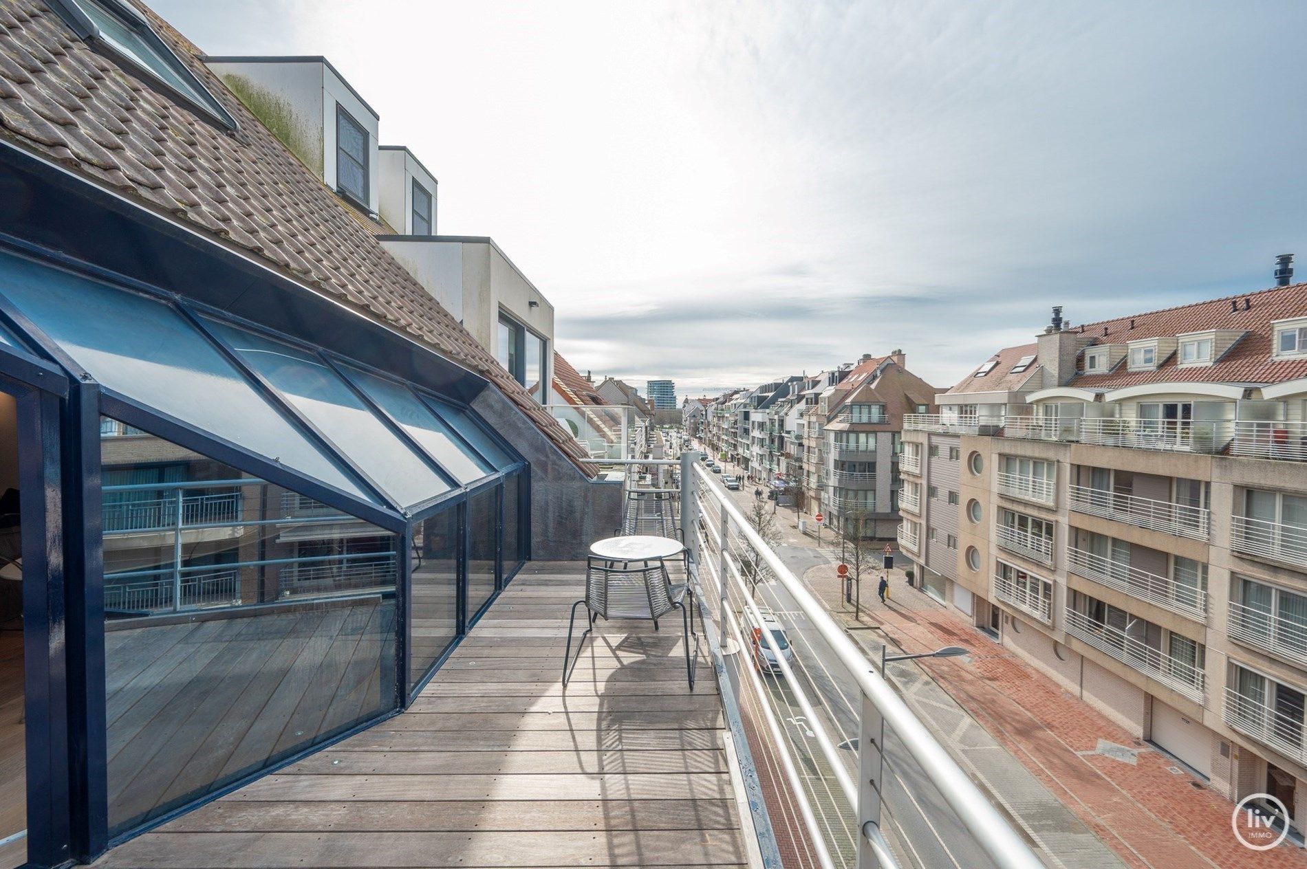 Ruim (145m2) penthouse met 4 slaapkamers en mooi terras op wandelafstand van het Albertstrand en Lippenslaan.  foto 3