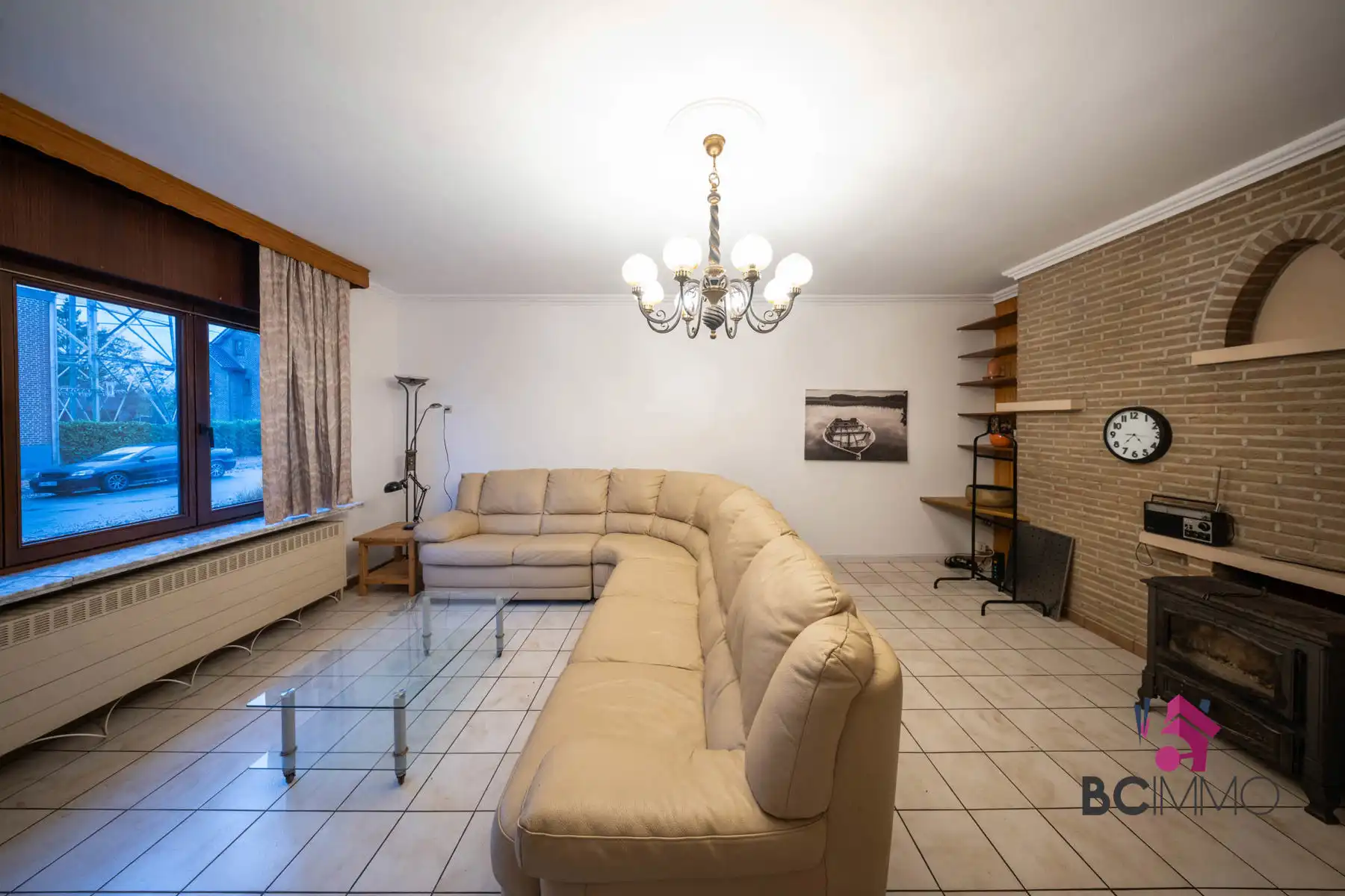 Ruime, tijdloze gezinswoning met 4 slaapkamers, grote tuin en garage en centraal gelegen in Genk foto 2