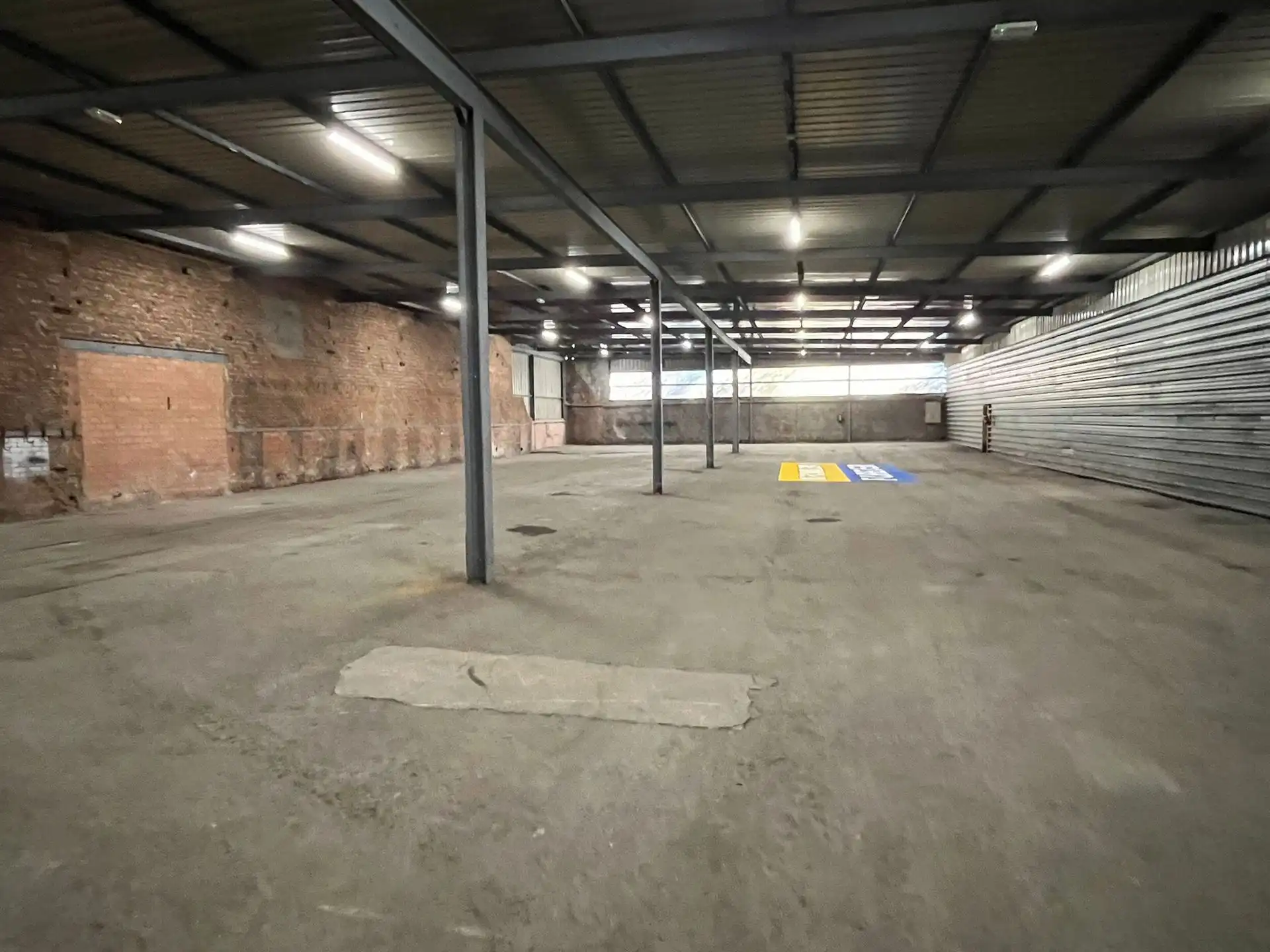 Magazijn Unit 12  van 1.207 m²  centraal  tussen A12 en E19 (geen poort) foto 3