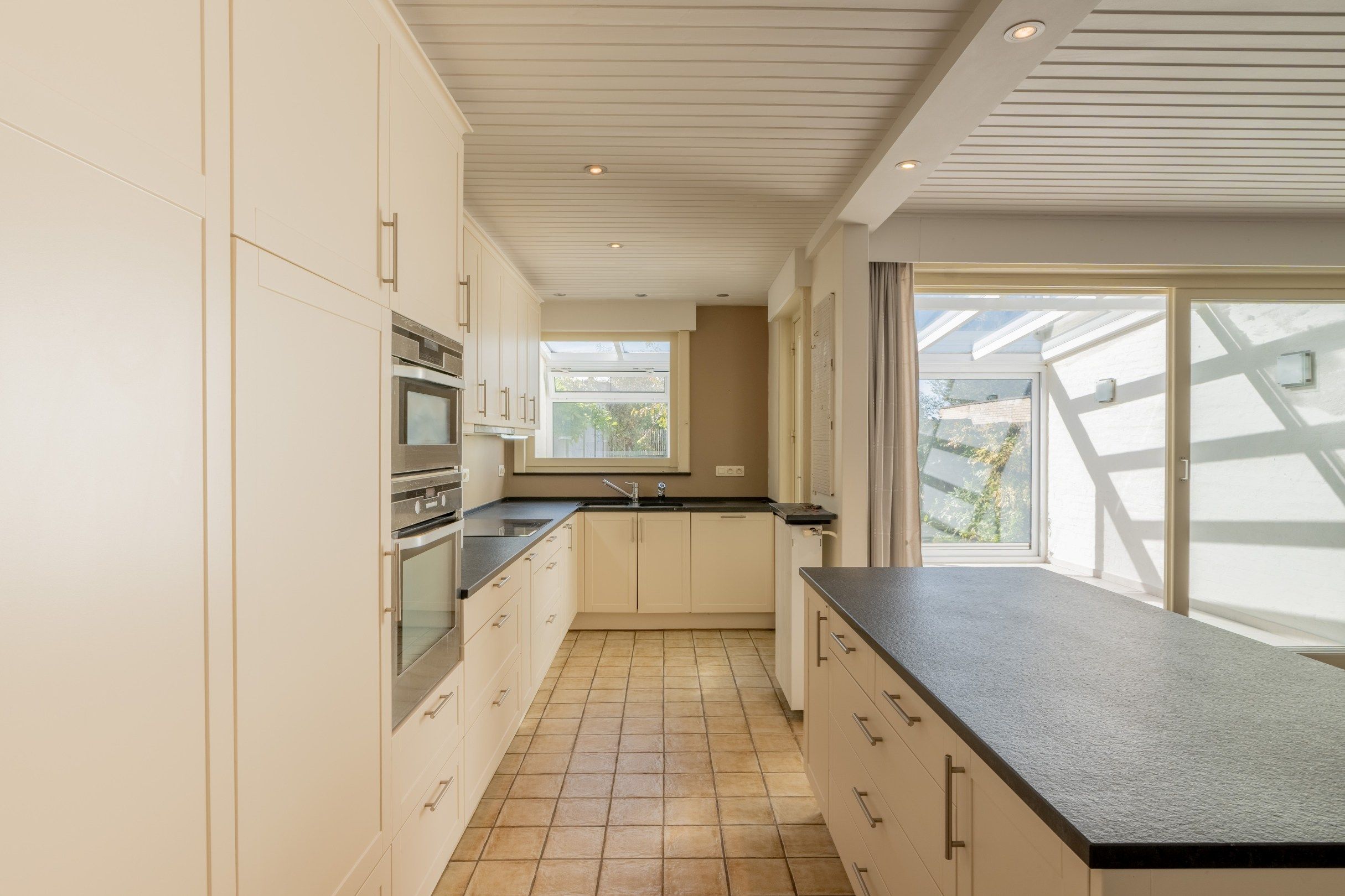Ruime woning met 3 garages en tuin te Knokke foto 6