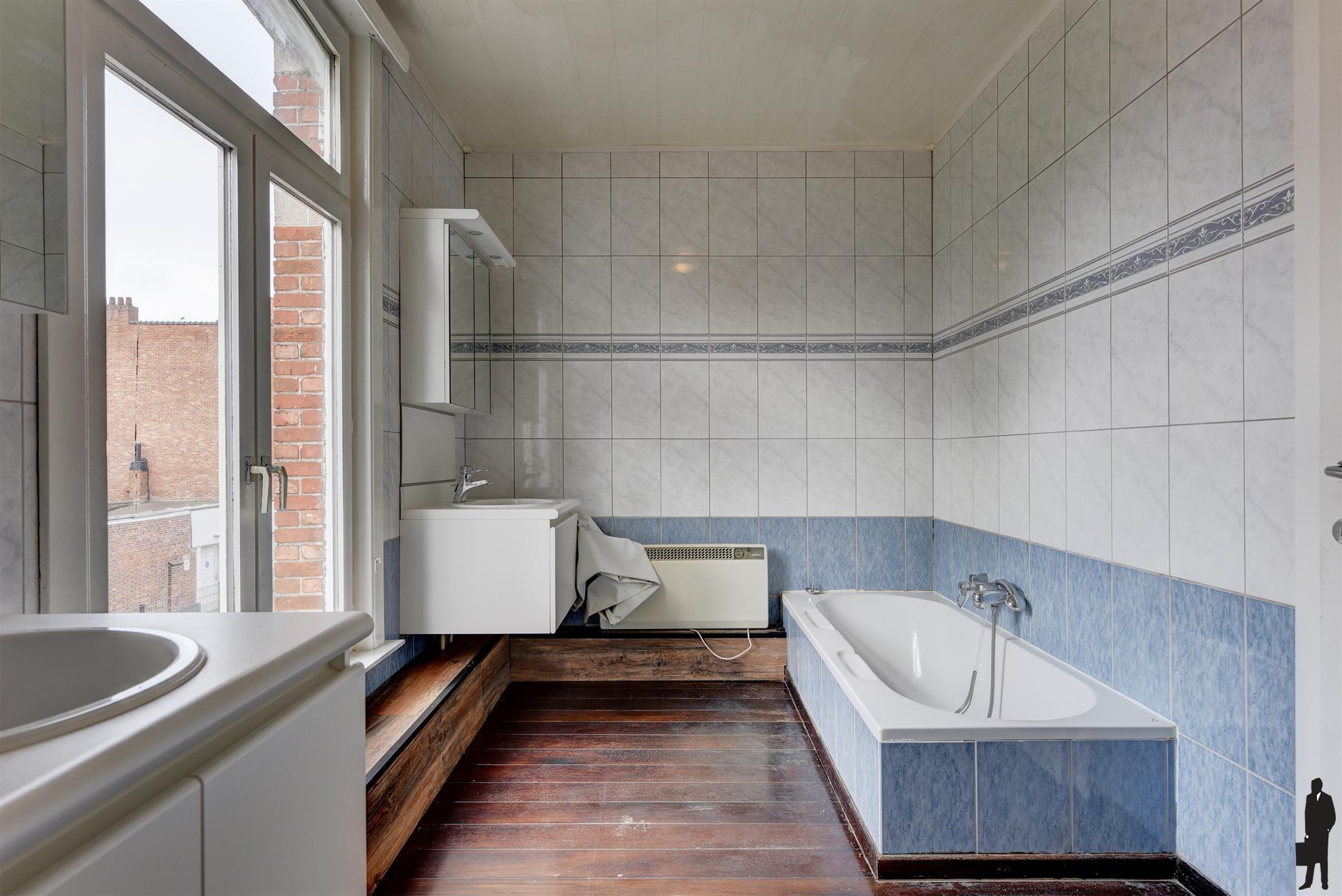 Handelszaak met bovenliggend appartement in Turnhout foto 8