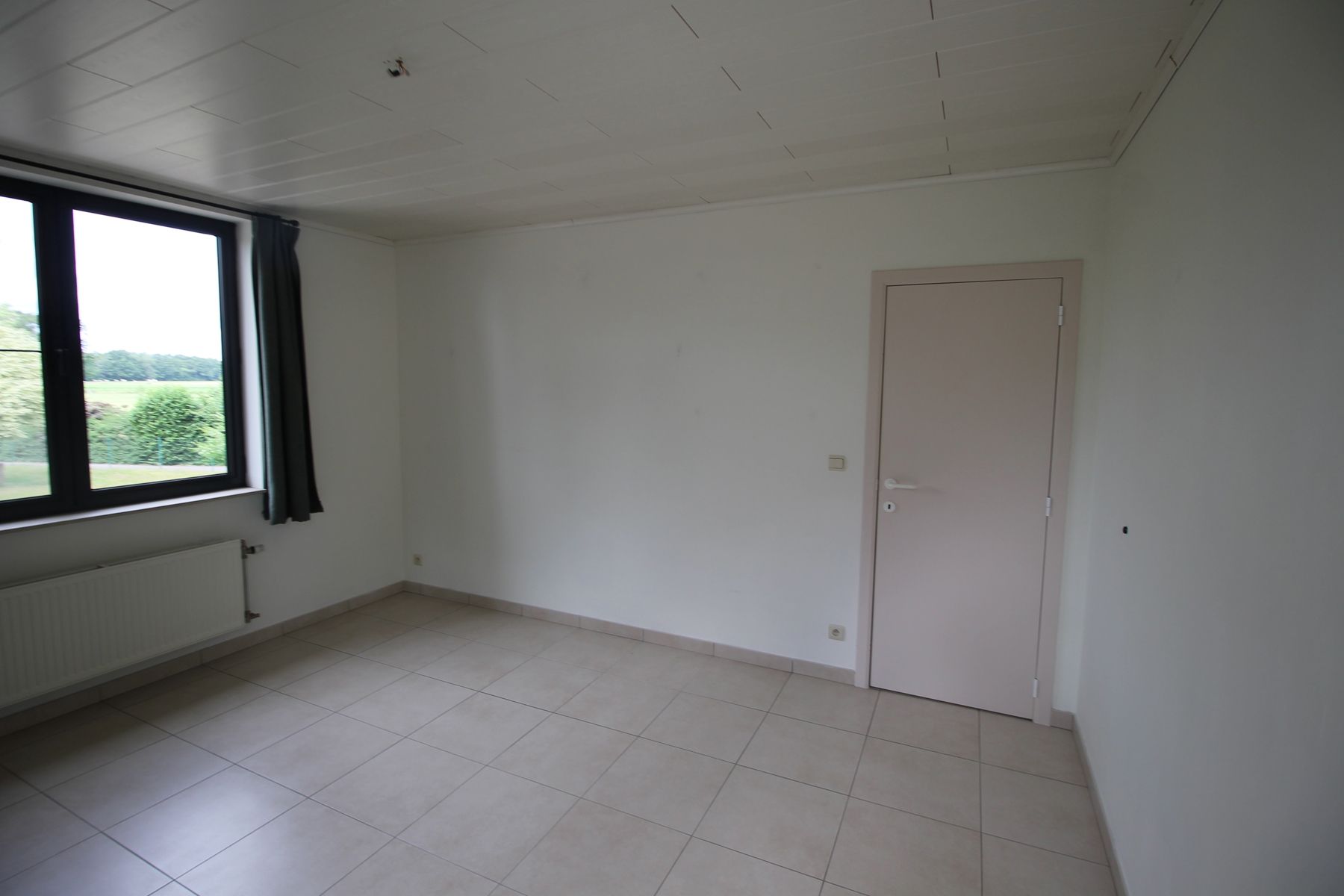 Recente halfopen bebouwing met ruime tuin, terras en garage foto 10