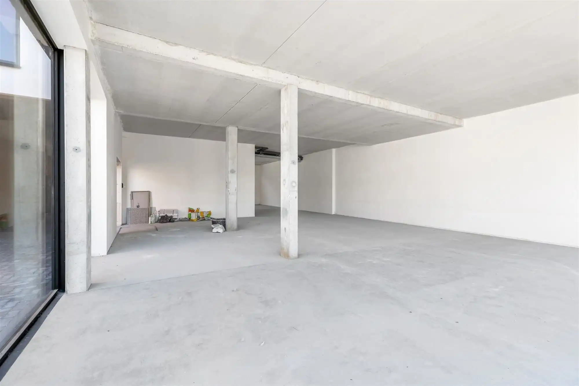 HANDELSRUIMTE VAN 195M² MET GROTE RAAMPARTIJEN, OPEN STRUCTUUR VOOR TALLOZE MOGELIJKHEDEN EN RUIME PARKEERMOGELIJKHEDEN AAN DE ACHTERZIJDE foto 18