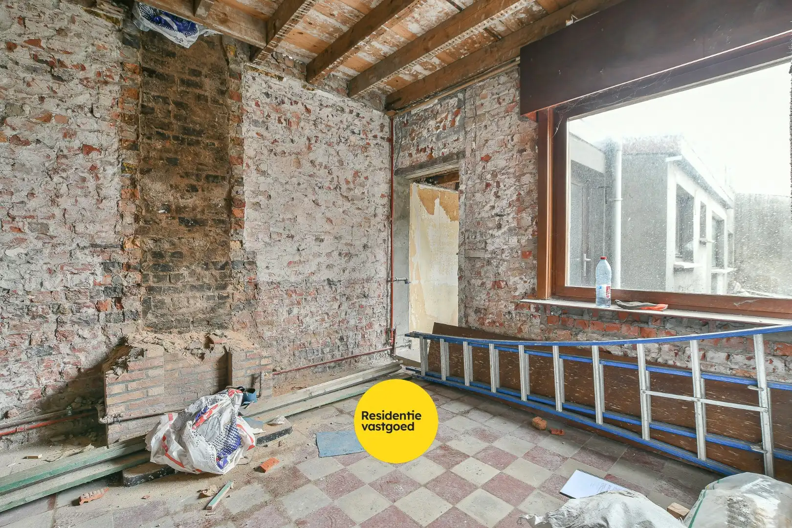 Te renoveren rijwoning met potentieel in hartje Blankenberge foto 9