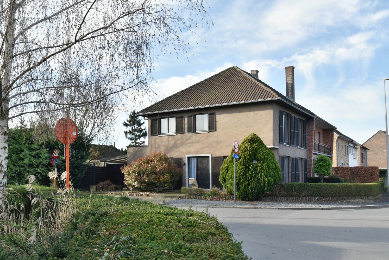 Charmante halfvrijstaande woning met 3 slaapkamers aangename tuin en naastgelegen loods foto 1