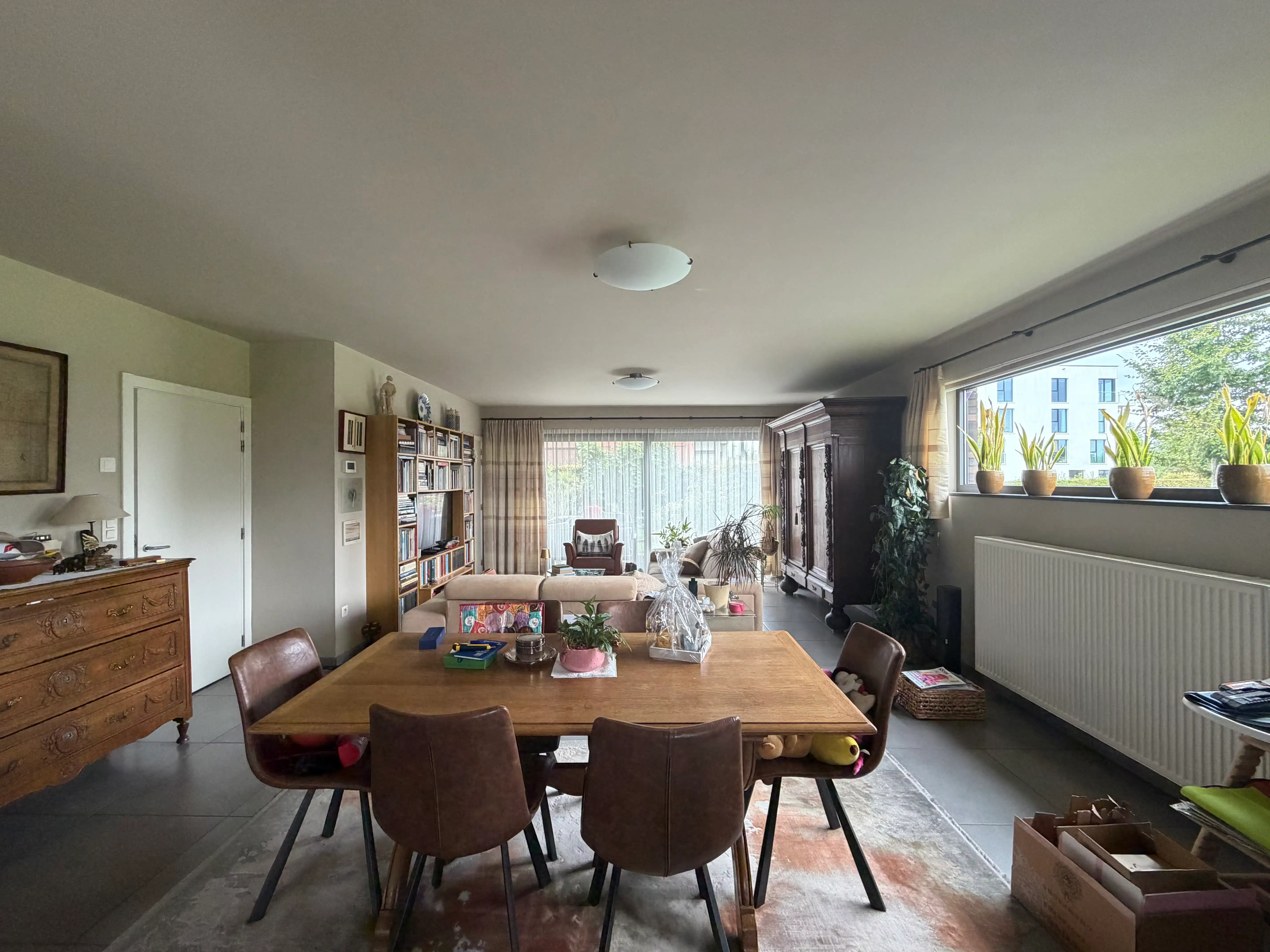 Nieuwbouwwoning (HOB) met drie slaapkamers - terras en tuin foto 2