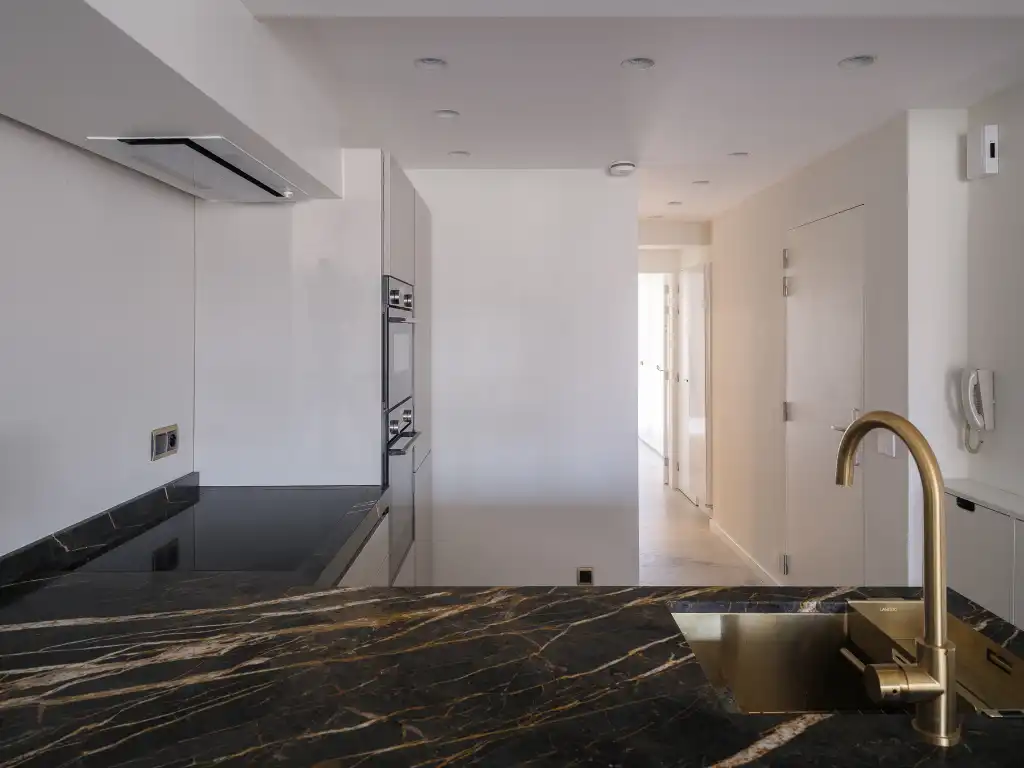 Lichtrijk gerenoveerd éénslaapkamerappartement met terras en zicht op het water foto 7