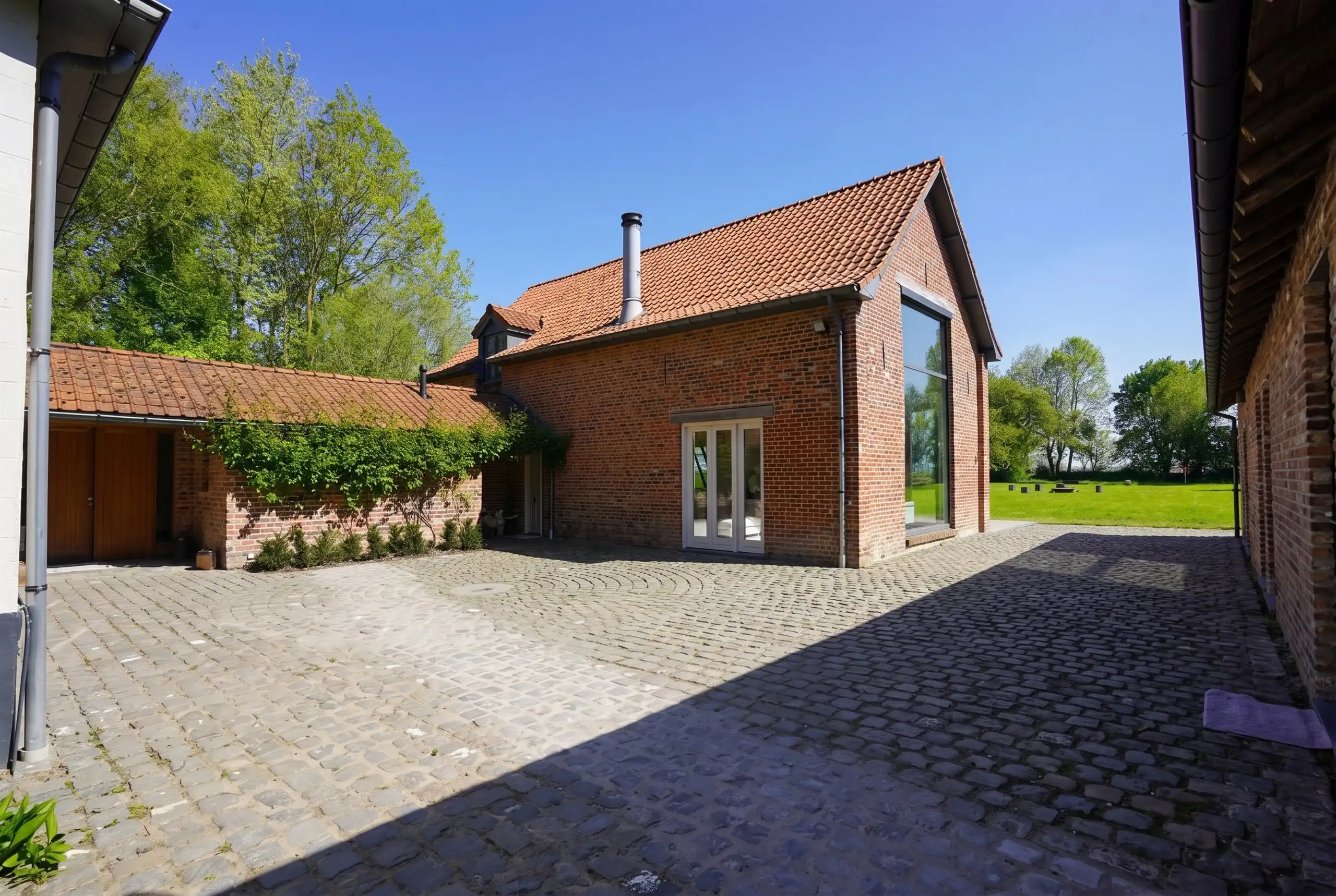 Opmerkelijk, gerestaureerde u- vormige hoeve  op 8.069 m² foto 4