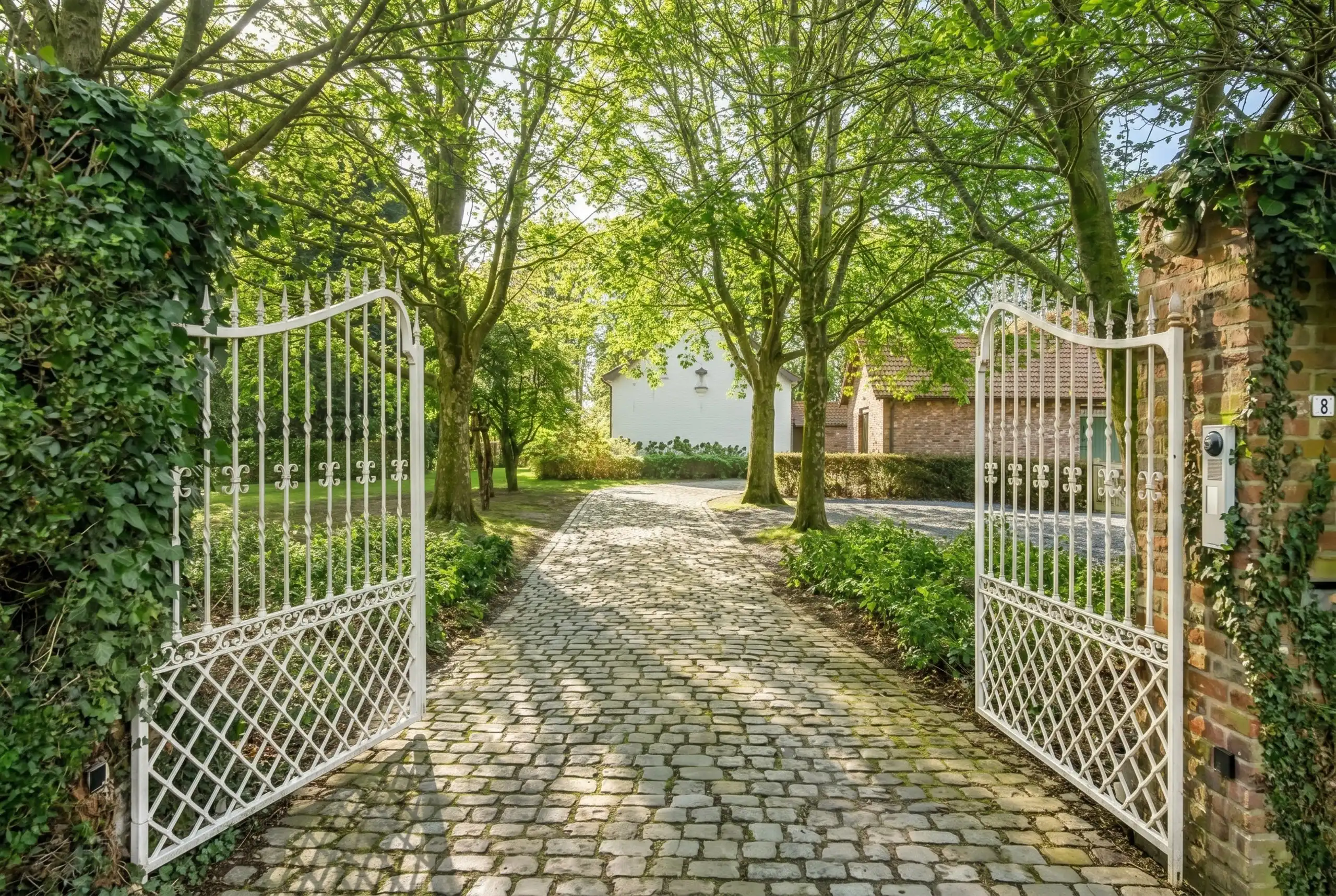 Opmerkelijk, gerestaureerde u- vormige hoeve  op 8.067 m² foto 4