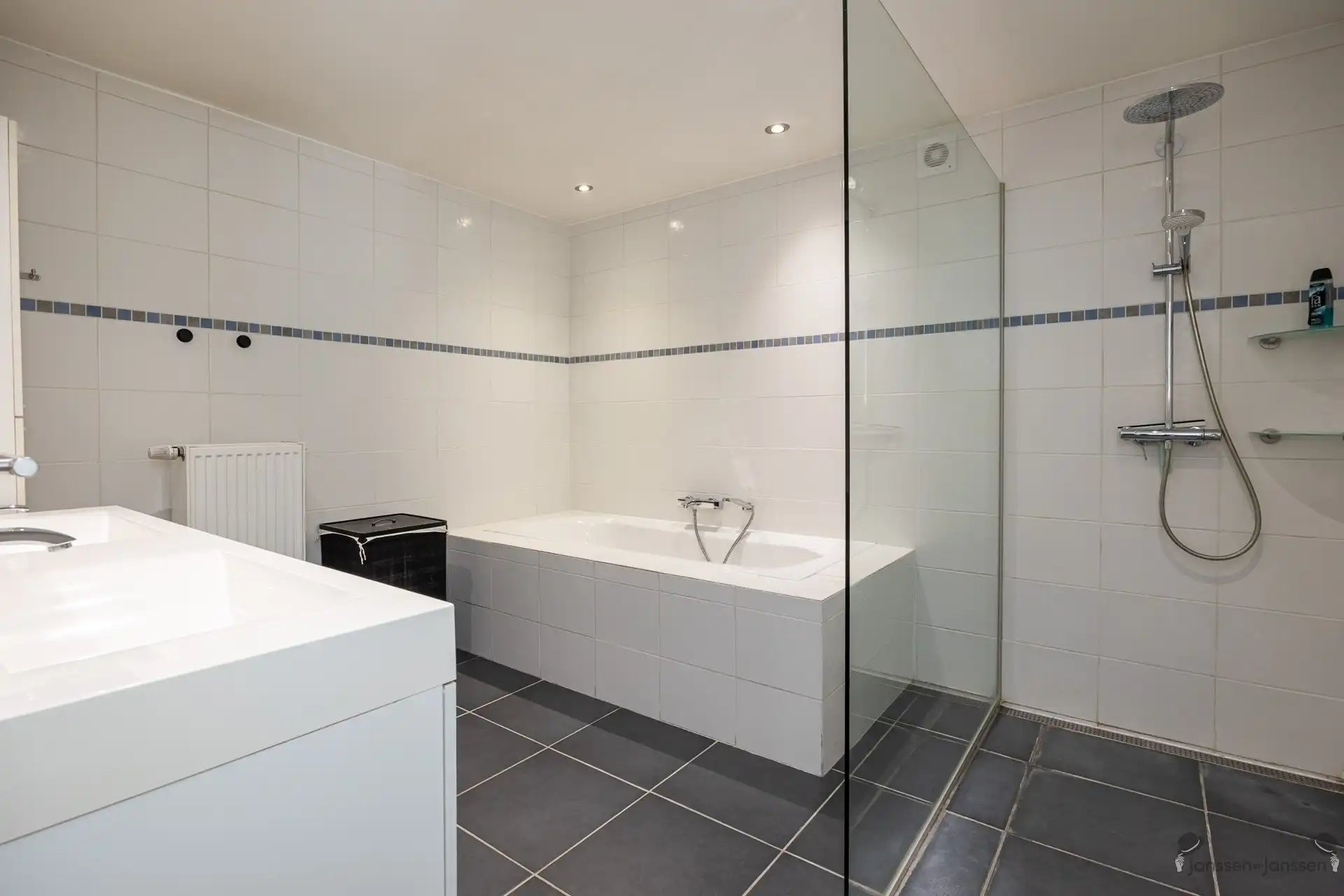 Ruime woning met 3 (mog. 4) slaapkamers, tuin en garage in Brasschaat foto 7