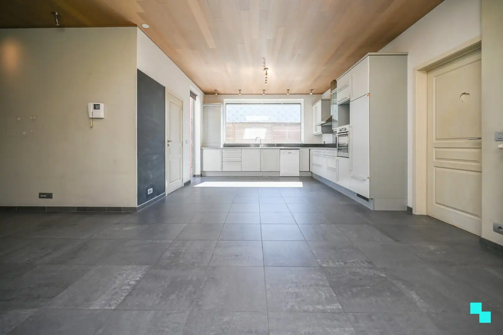 Riante halfopen woning met garage foto 6