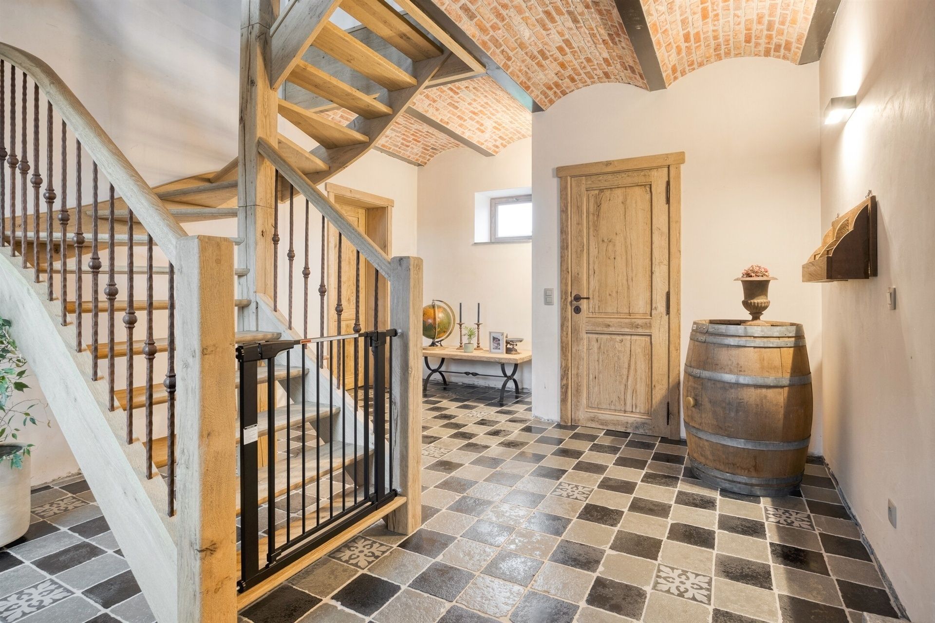 Volledige gerenoveerde woning met loods foto 4