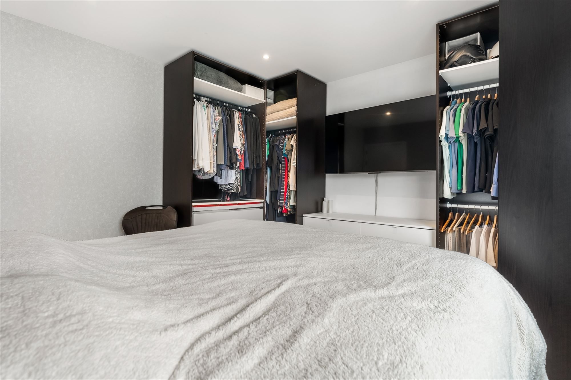 UITERST KNAPPE GERENOVEERDE WONING MET 4 SLAAPKAMERS, ZEER RUSTIG GELEGEN TE PAAL foto 13