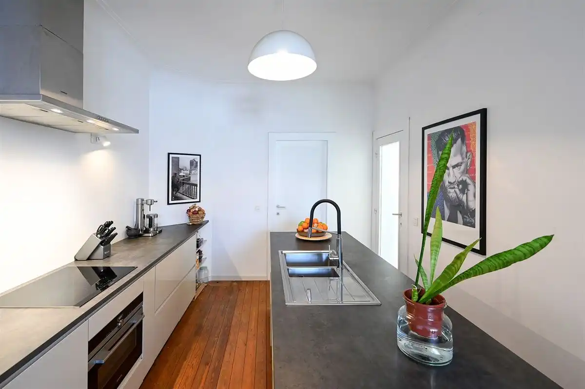Superleuk appartement met ruime slaapkamer en apart bureel of dressing foto 9