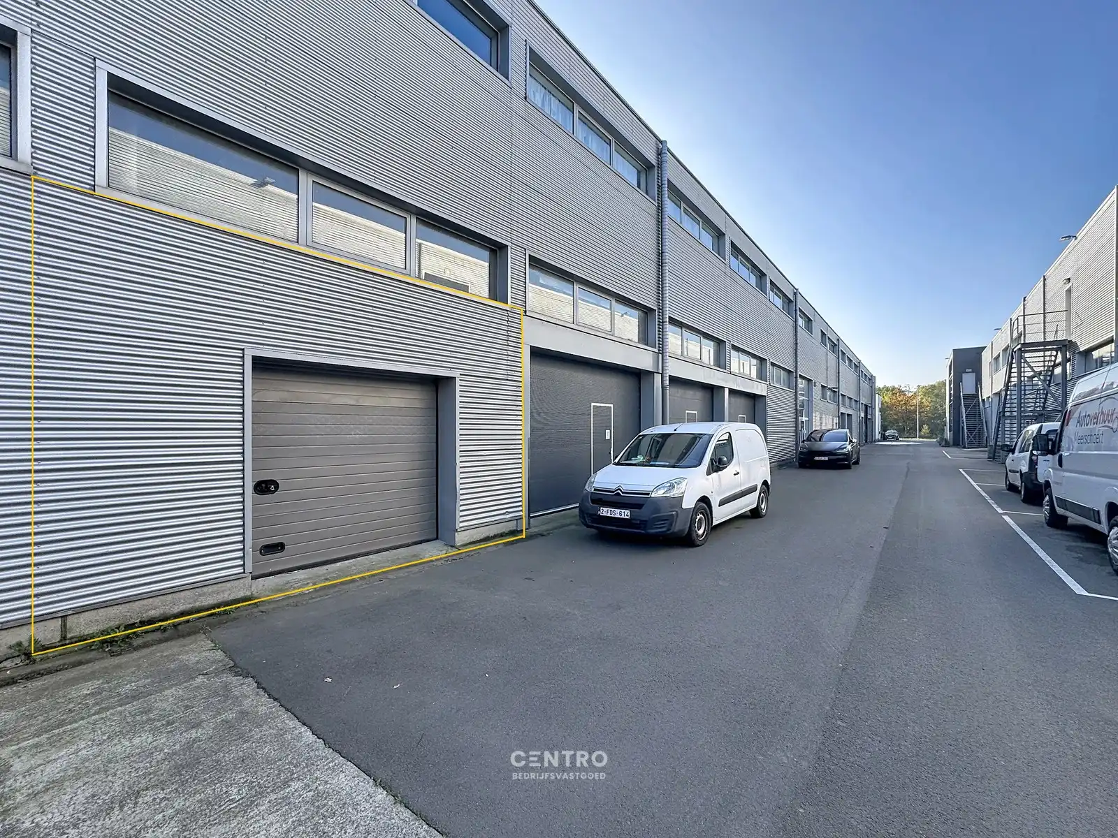 Instapklare OPSLAGRUIMTE (50m²) met tussenverdieping (25m²) op een boogscheut van Brugge (Centrum). Parkeergelegenheid voor de deur. foto {{pictureIndex}}
