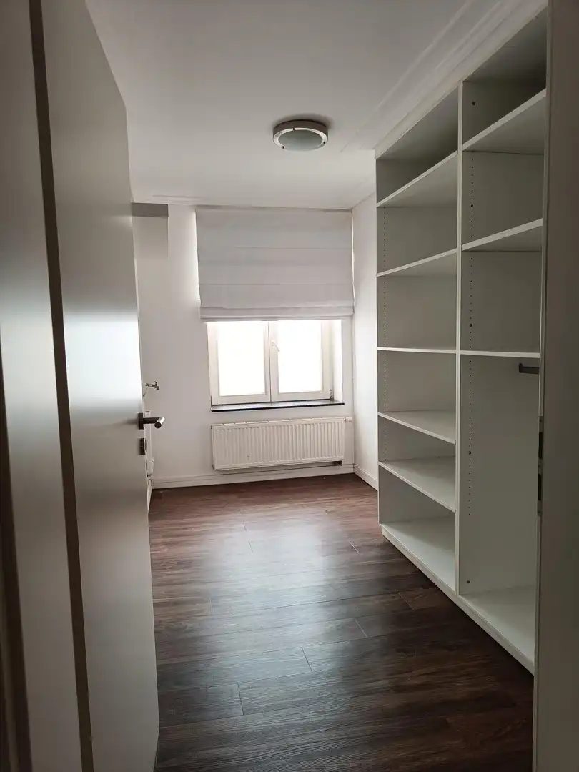Gerenoveerd appartement met 4 slaapkamers foto 7