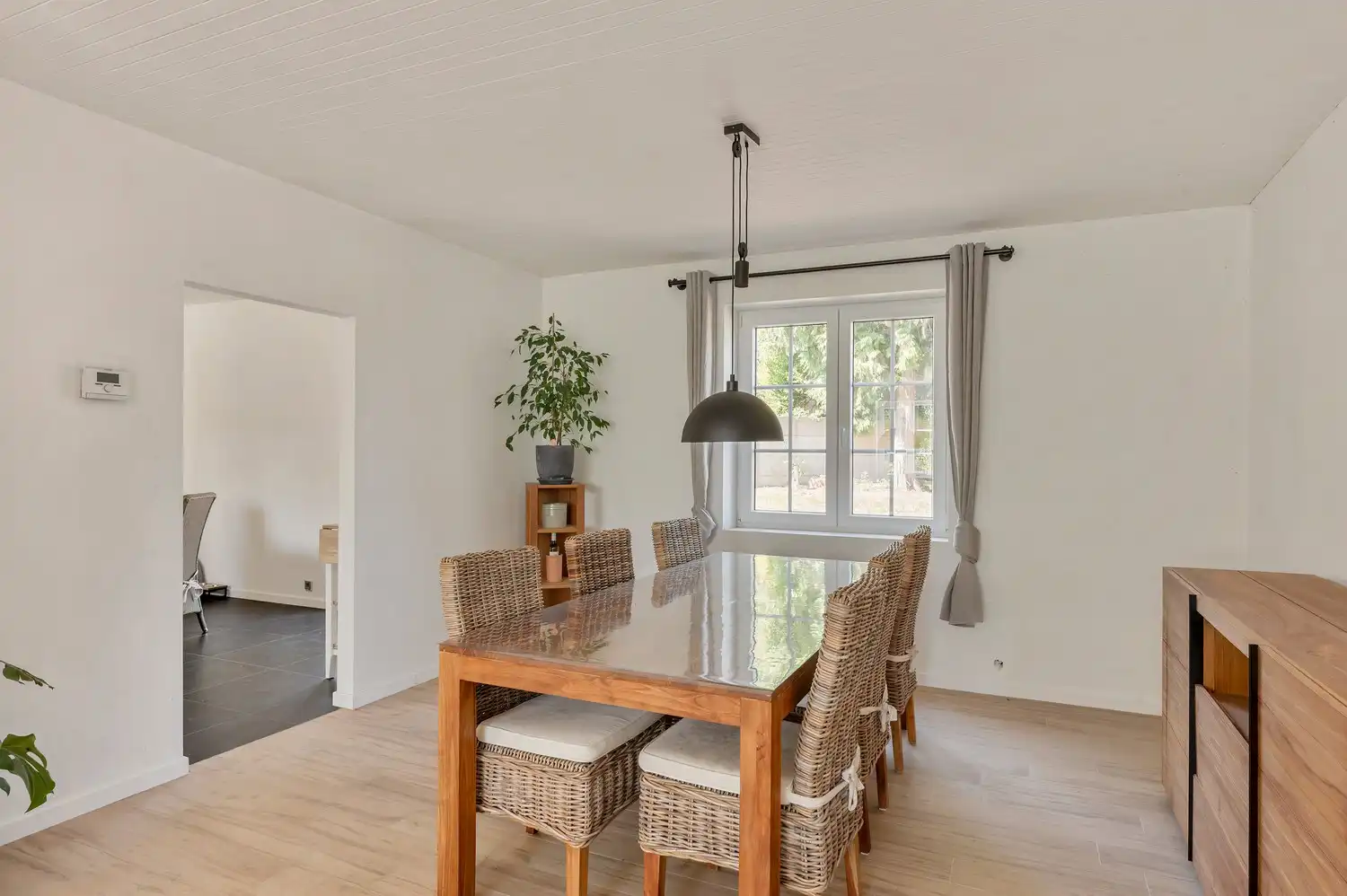Grotendeels gerenoveerde gezinswoning op een ruim perceel van 1.084 m². foto 6