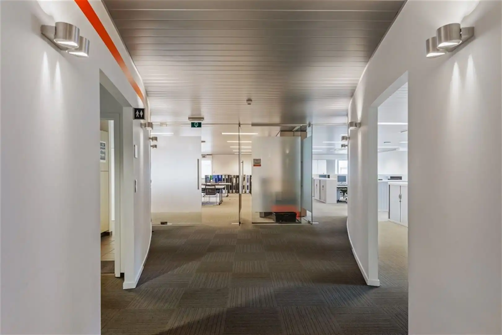 Kantoor van 1238m² samen met magazijn van 398 m² in Aartsela foto 10