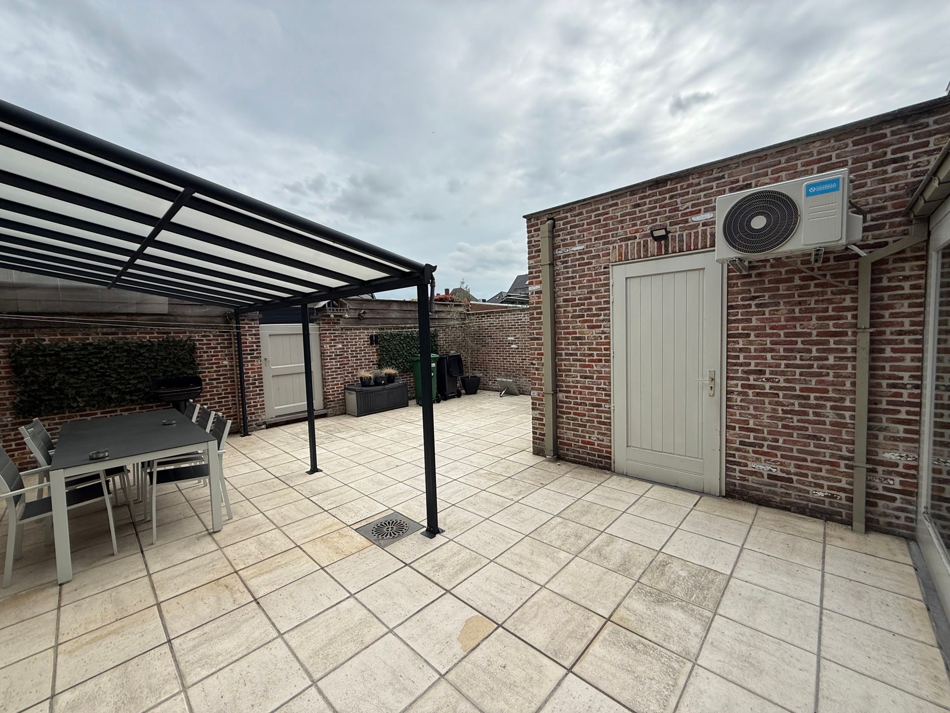BURST - Ruime woning met garage. foto 17