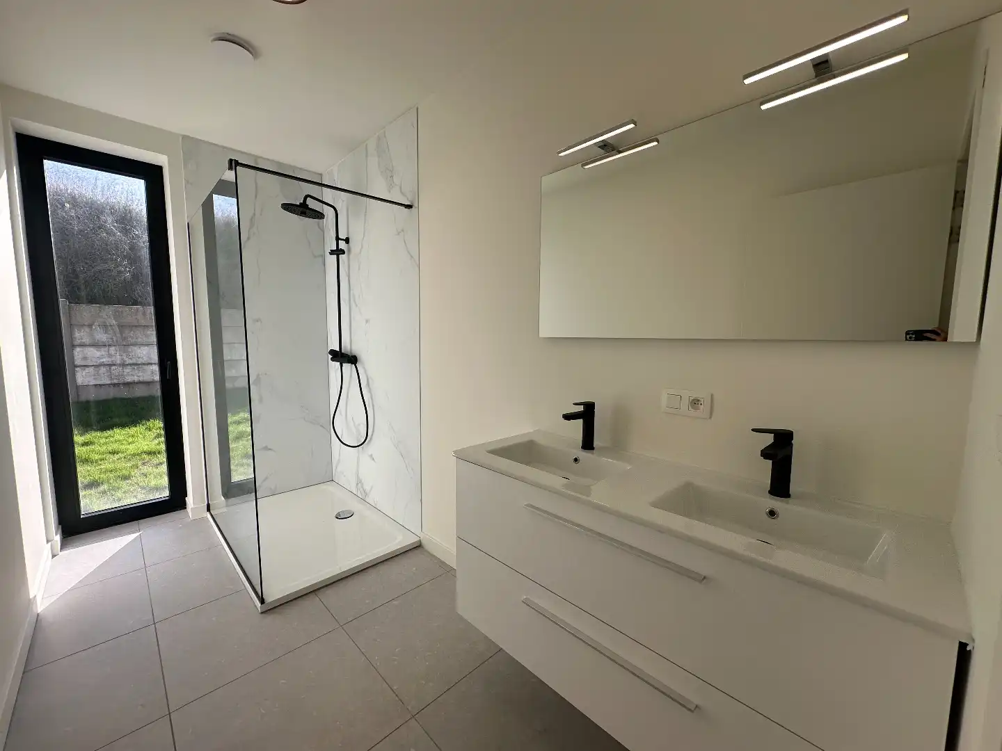 Ruim gelijkvloers appartement met groot terras en privé tuin in Alken foto 12