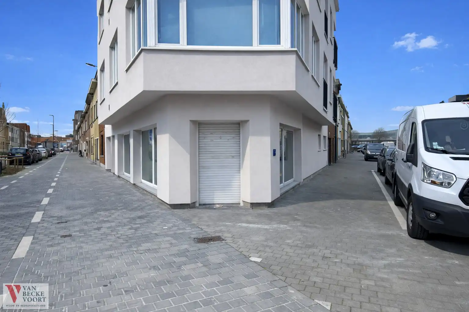 Handelspand op hoekligging met garage foto {{pictureIndex}}