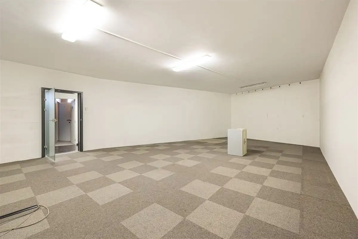 HANDELSGELIJKVLOERS MET PARKING foto 7