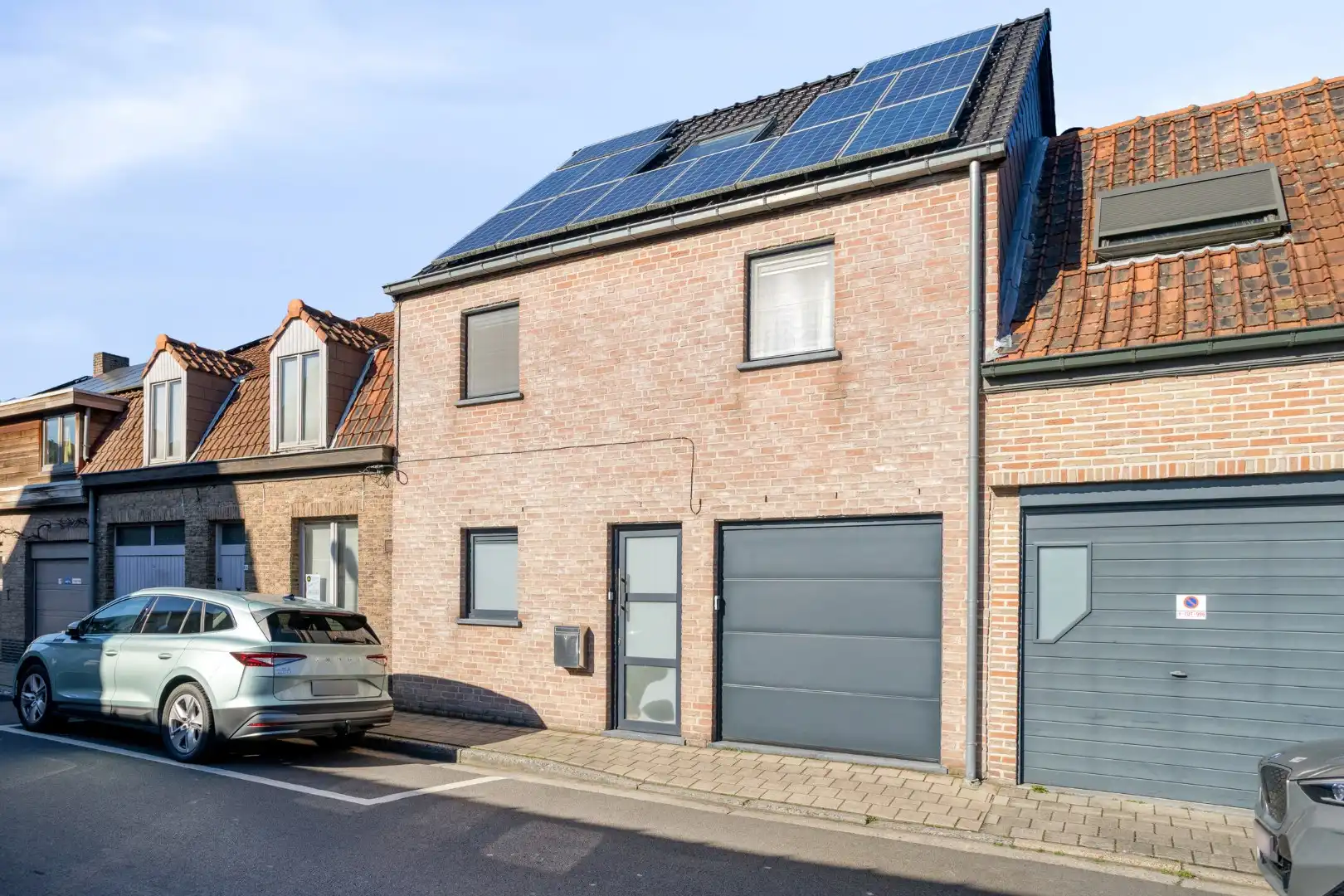 Instapklare woning met 5 slaapkamers garage en tuin! foto 2