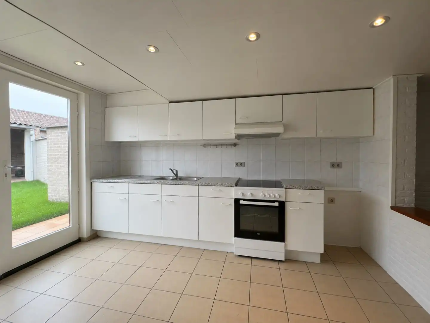 Gezellige woonst met 2 slaapkamers, tuin en garage te Pollinkhove foto 5