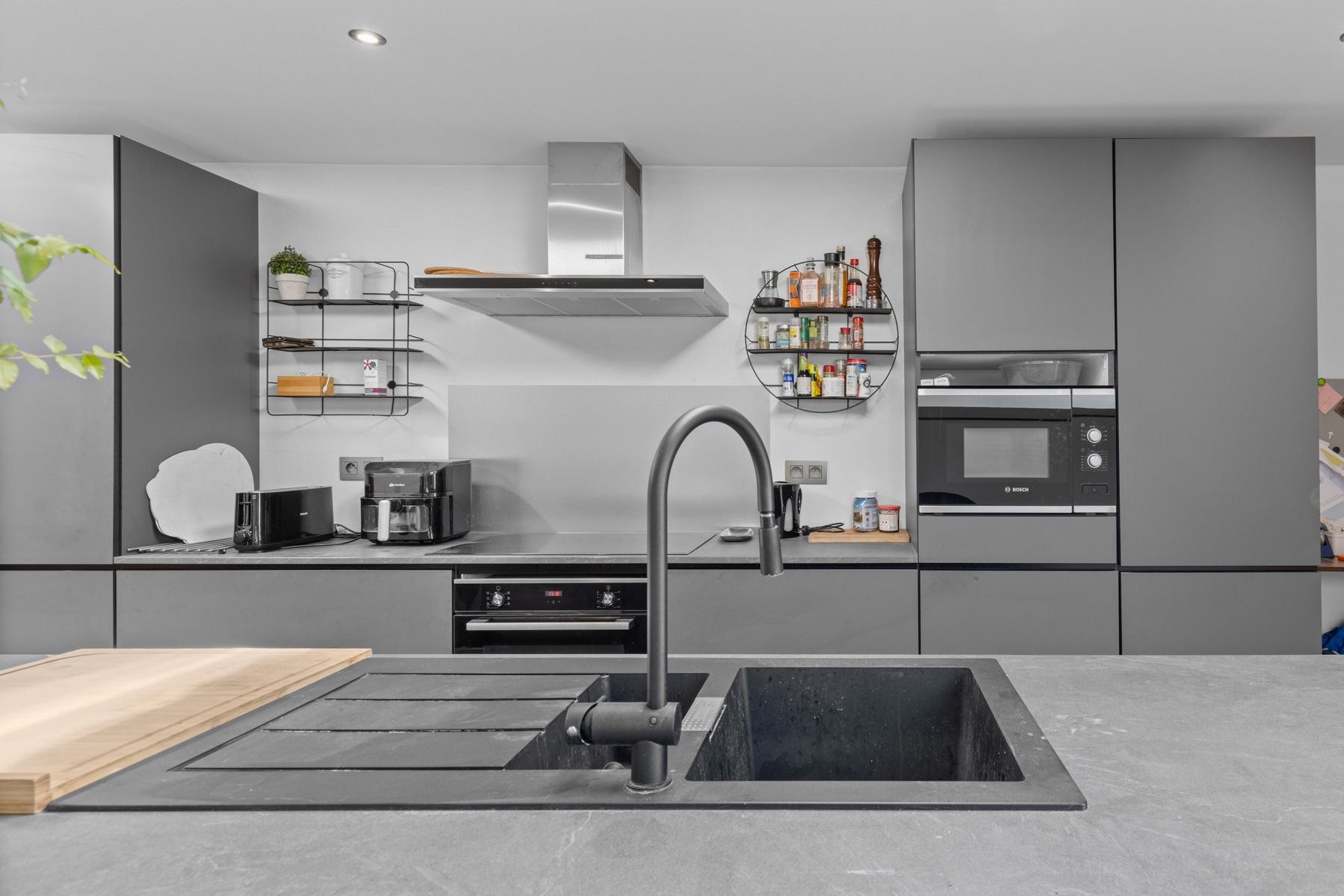 Instapklare gerenoveerde starterswoning met 2 slpks en oostgerichte tuin (500m2) foto 9