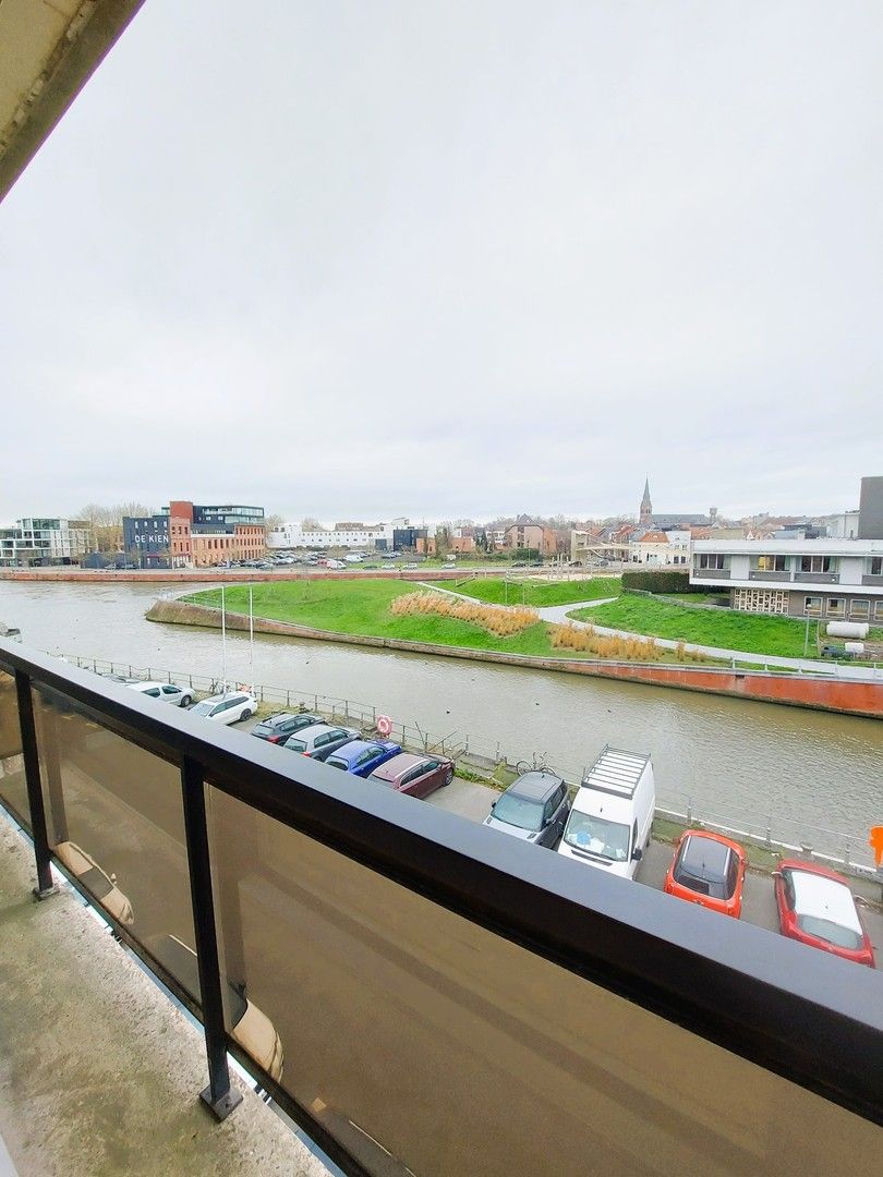 Totaal gerenoveerd appartement met 1 slaapkamer met zicht op de Leie ! foto 8