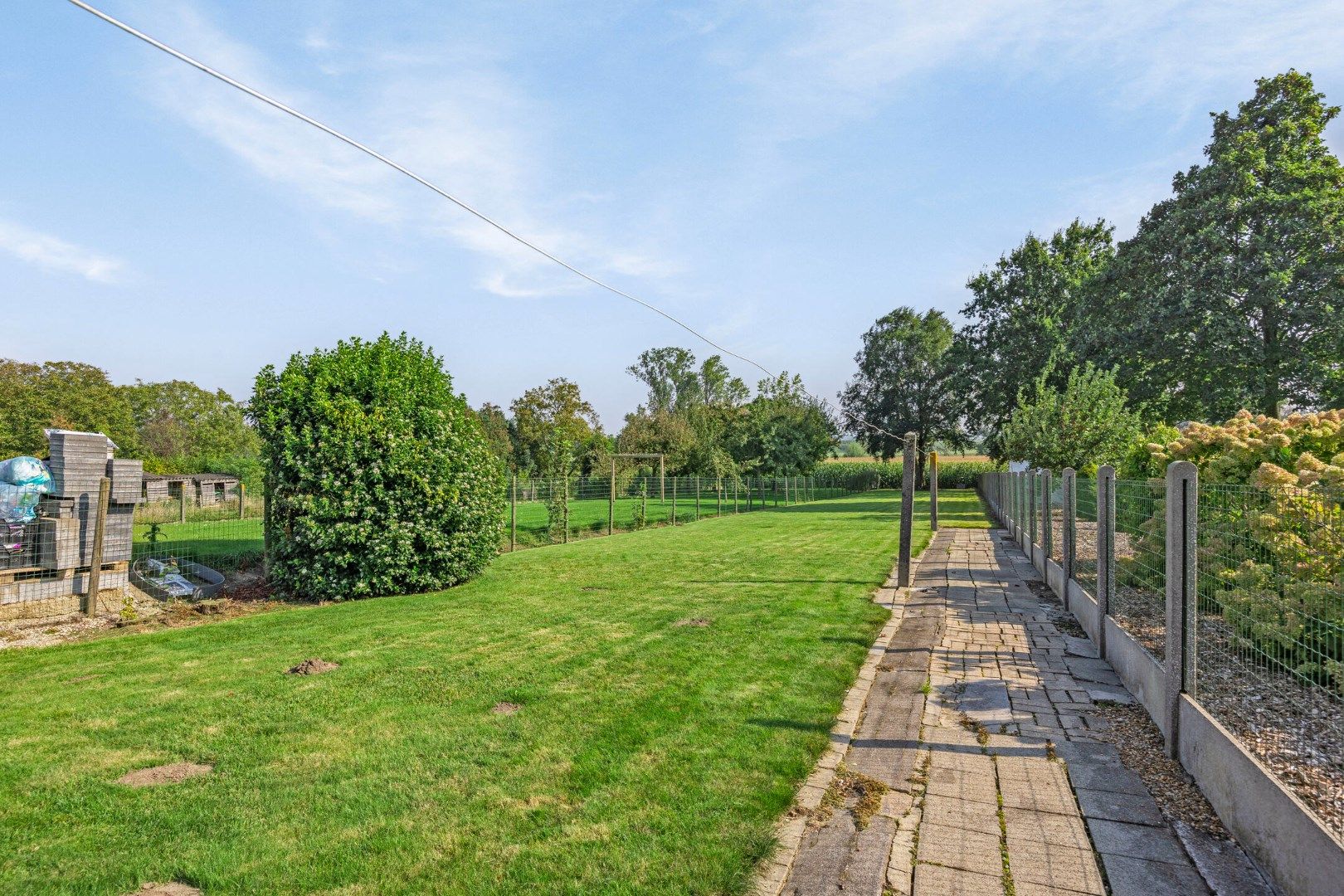 Gezinswoning met 3 slaapkamers, garage en grote tuin foto 3