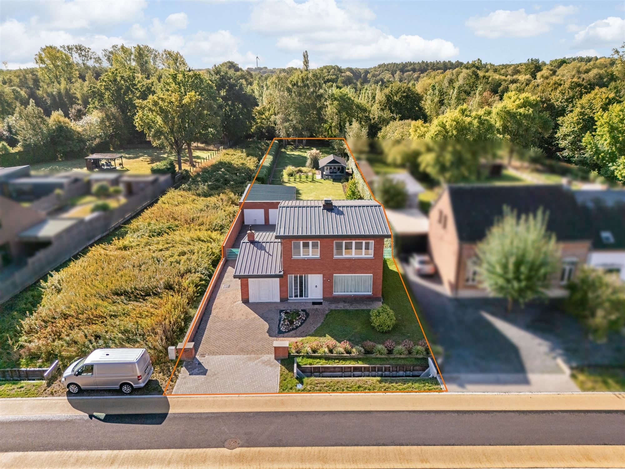 Hoofdfoto van de publicatie: GERENOVEERDE INSTAPKLARE WONING OP 1726M2 TEGEN NATUURGEBIED!