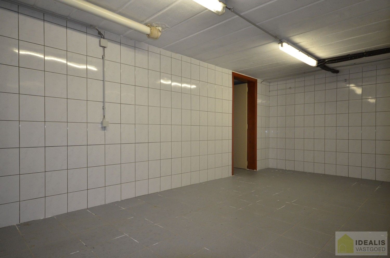 IDEALIS VASTGOED – Charmante, instapklare woning in een groene, rustige omgeving in hartje Hechtel (Hechtel-Eksel) met +-370m² bewoonbare oppervlakte! Deze gezellige woning biedt een aangename leefruimte, maar liefst 5 slaapkamers, 2 badkamers, een praktische indeling én een ruime tuin waar je volop kan genieten van het uitzicht. Het pand bevindt zich op een mooi breed perceel en is ideaal voor wie houdt van rust en privacy, maar toch een vlotte verbinding wenst naar omliggende gemeenten en steden. foto 36