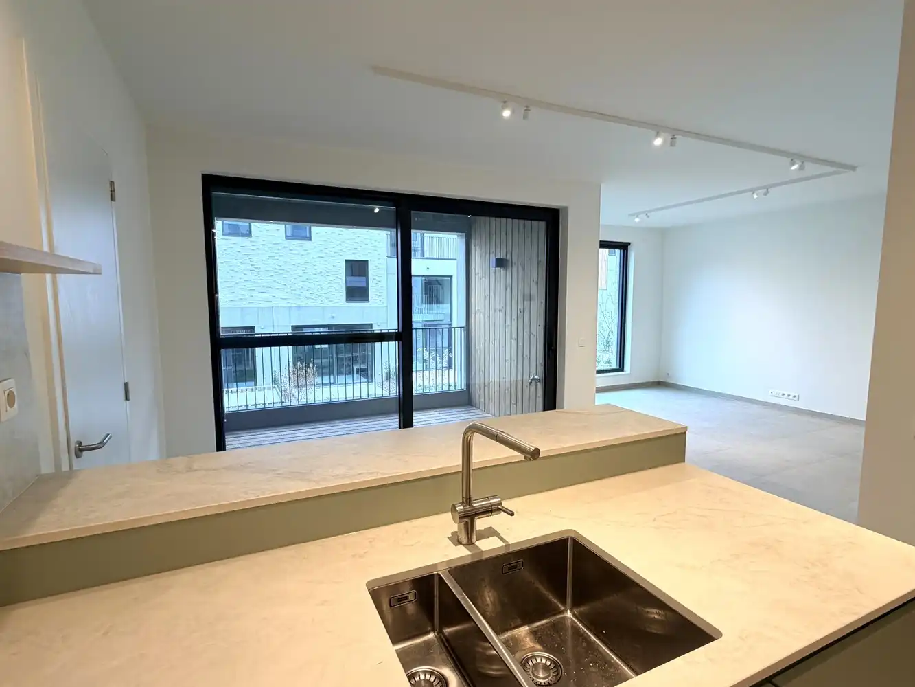 Hoogwaardig afgewerkt nieuwbouwappartement met 2 slaapkamers + kelderberging en staanplaats foto 5