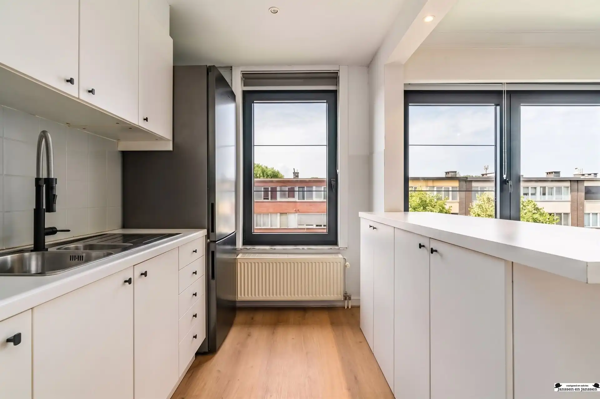 Instapklaar 2-slaapkamer appartement met terras foto 5