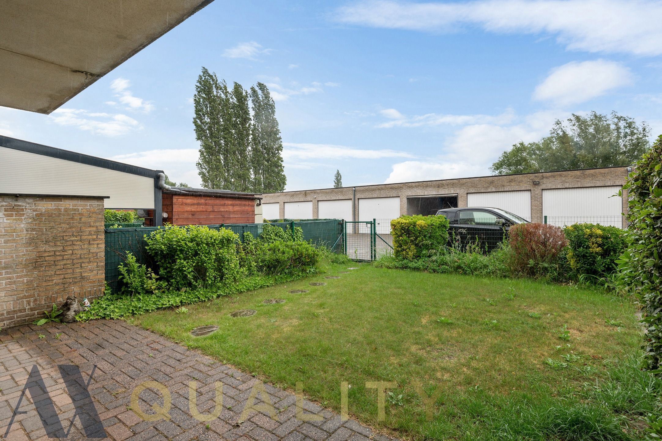 Gelijkvloers, gerenoveerd 2-slpk.-appt. met terras, tuin en gemetste garage op wandelafstand van het station foto 4